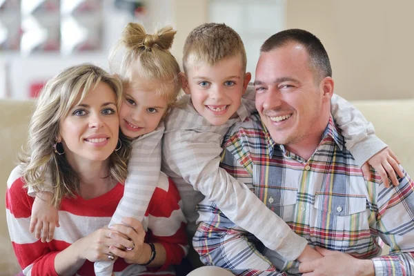 Heureuse jeune famille à la maison — Photo