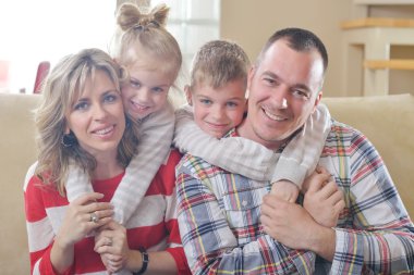 mutlu genç bir aile evde