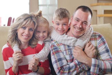 mutlu genç bir aile evde