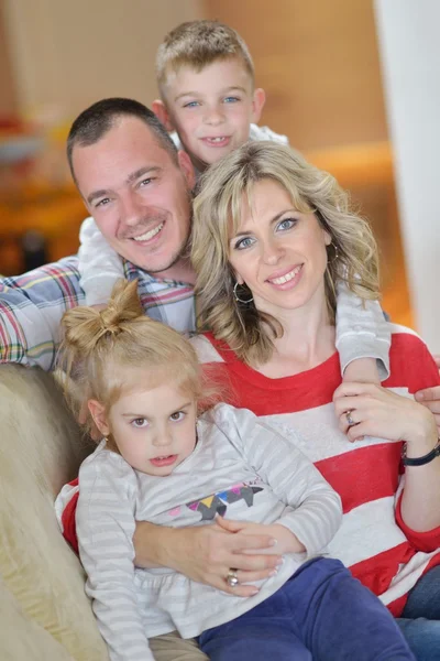 Família jovem feliz em casa — Fotografia de Stock