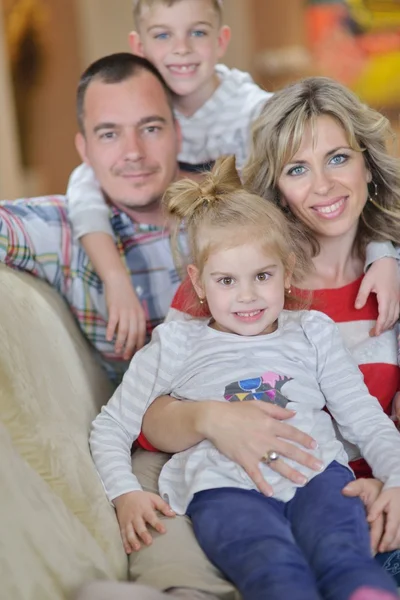 Gelukkige jonge familie thuis — Stockfoto