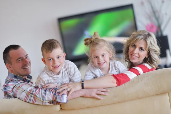 Família jovem feliz em casa — Fotografia de Stock