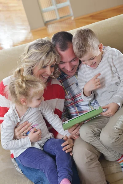 Joyeux jeune famille à la maison avec tablette — Photo