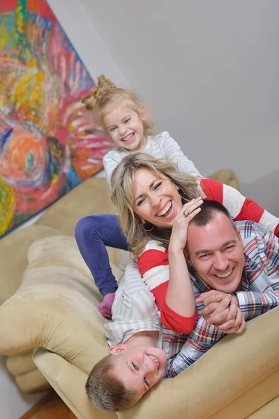 Felice giovane famiglia a casa — Foto Stock