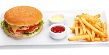 Hamburger, patates kızartması ve ketçap