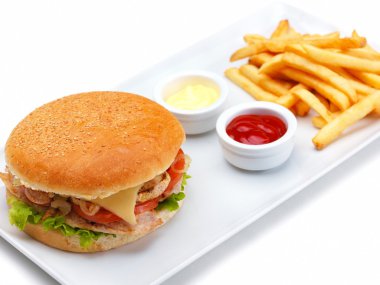 Hamburger, patates kızartması ve ketçap