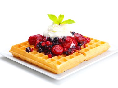Waffel dondurma ve meyve ile