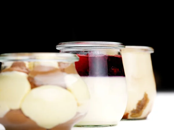 Desserts savoureux dans une tasse en verre — Photo