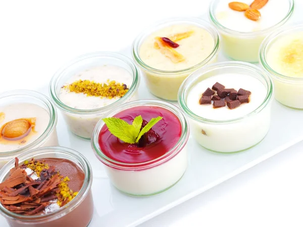 Вкусные десерты в стеклянных чашках — стоковое фото