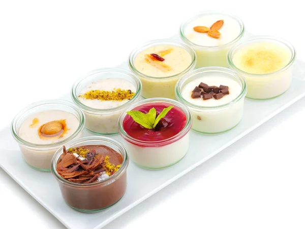 Heerlijke desserts in glazen bekers — Stockfoto