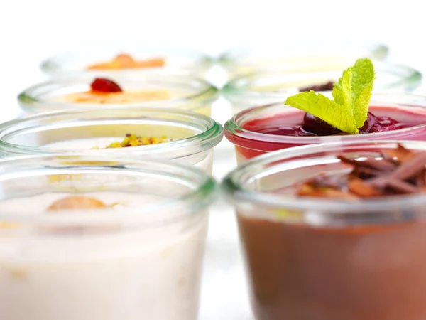 Heerlijke desserts in glazen bekers — Stockfoto