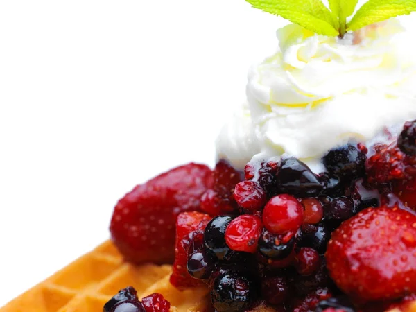 Wafels met consumptie-ijs en fruit — Stockfoto