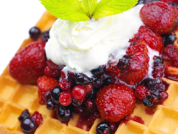 Wafels met consumptie-ijs en fruit — Stockfoto