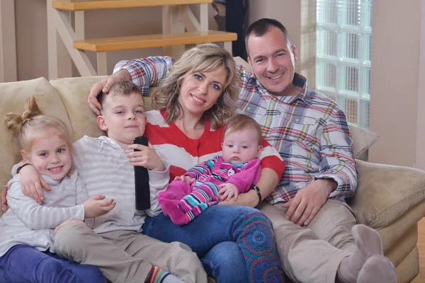 Gelukkige jonge familie thuis — Stockfoto