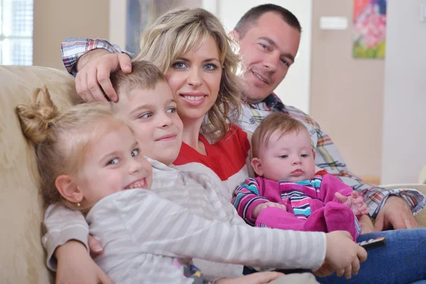 Gelukkige jonge familie thuis — Stockfoto