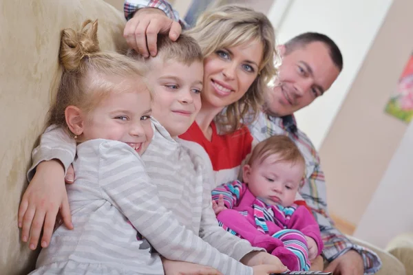 Família jovem feliz em casa — Fotografia de Stock