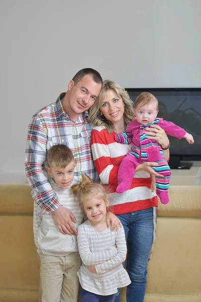 Felice giovane famiglia a casa — Foto Stock