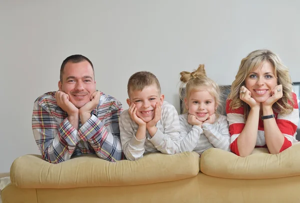 Glad ung familj hemma — Stockfoto