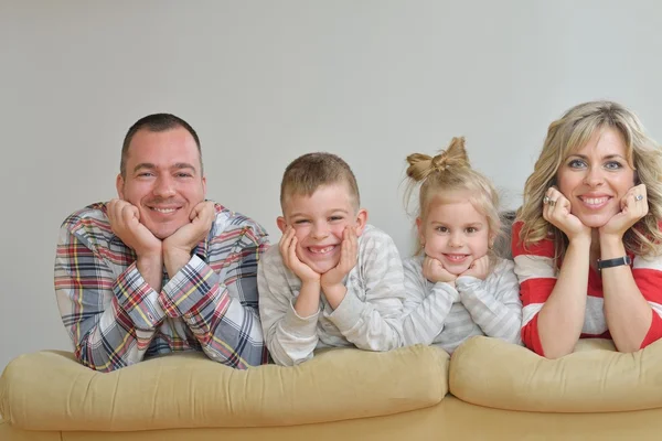 Família jovem feliz em casa — Fotografia de Stock