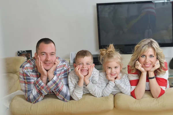 Família jovem feliz em casa — Fotografia de Stock