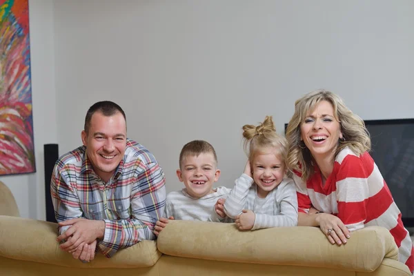 Feliz familia joven en casa — Foto de Stock