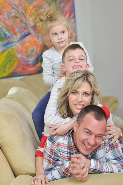 Família jovem feliz em casa — Fotografia de Stock