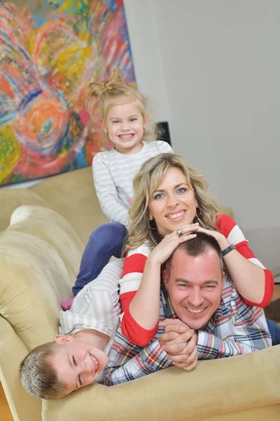 Família jovem feliz em casa — Fotografia de Stock