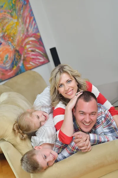 Mutlu genç bir aile evde — Stok fotoğraf