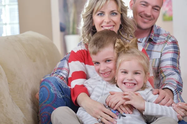 Família jovem feliz em casa — Fotografia de Stock