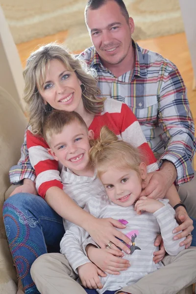 Feliz familia joven en casa — Foto de Stock