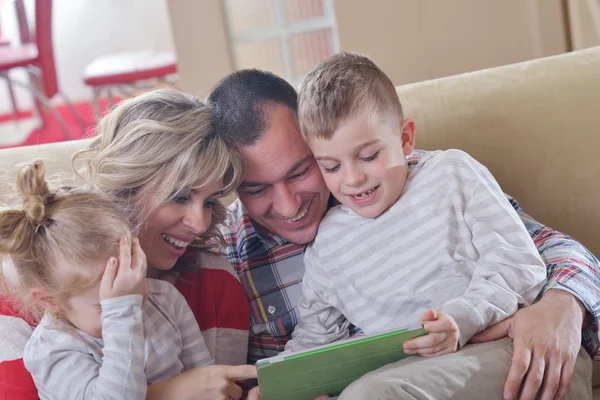 Família jovem feliz em casa — Fotografia de Stock