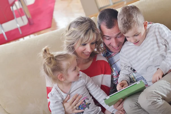 Glückliche junge Familie zu Hause — Stockfoto