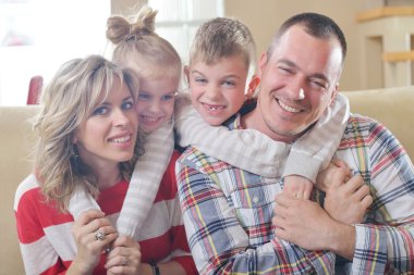 mutlu genç bir aile evde