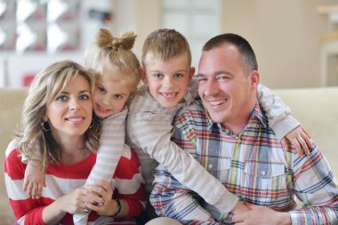 mutlu genç bir aile evde