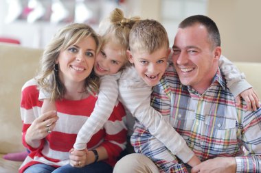 mutlu genç bir aile evde