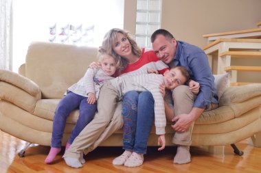 mutlu genç bir aile evde