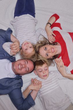 mutlu genç bir aile evde