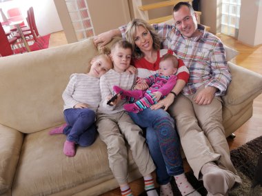 mutlu genç bir aile evde