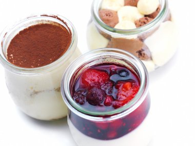 Cam bardak içinde üç farklı tatlılar