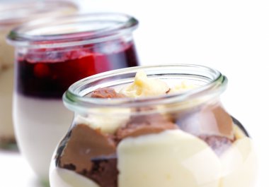 Cam bardak içinde üç farklı tatlılar