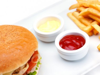 Lezzetli hamburger sos ve patates kızartması ile