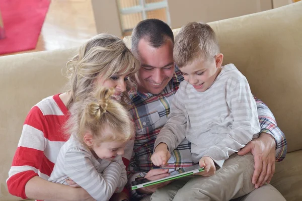 Heureuse jeune famille à la maison — Photo