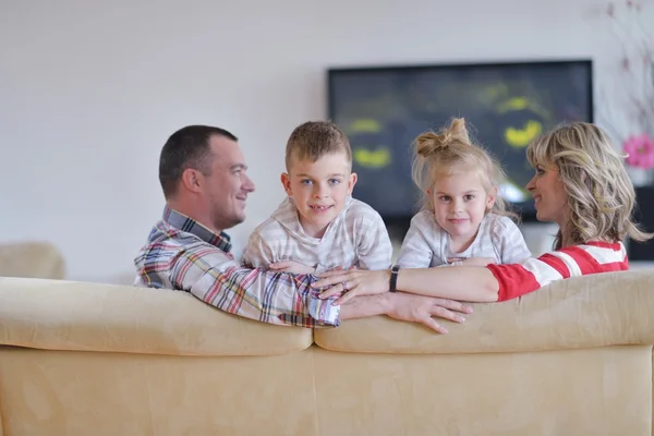 Família jovem feliz em casa — Fotografia de Stock