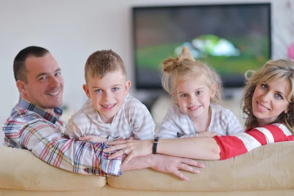 Família jovem feliz em casa — Fotografia de Stock