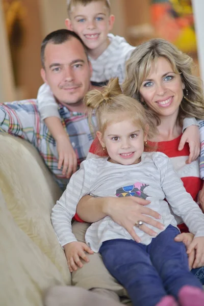 Família jovem feliz em casa — Fotografia de Stock