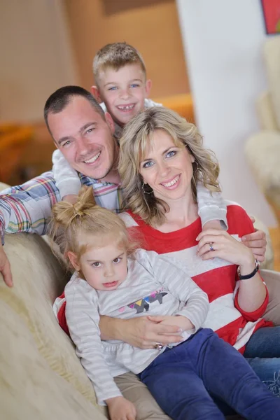 Felice giovane famiglia a casa — Foto Stock