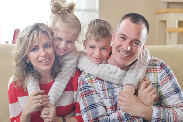 Gelukkige jonge familie thuis — Stockfoto