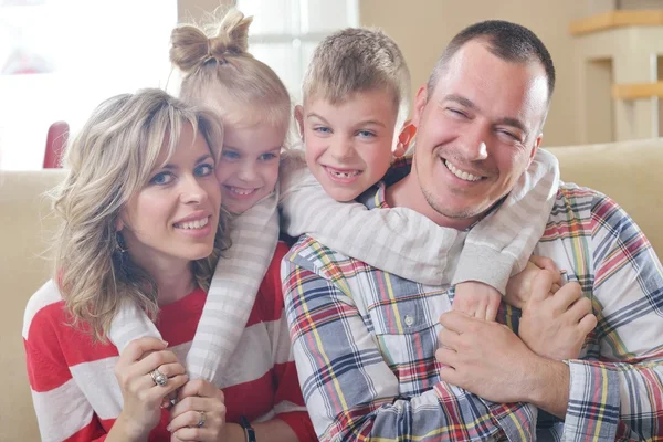 Família jovem feliz em casa — Fotografia de Stock