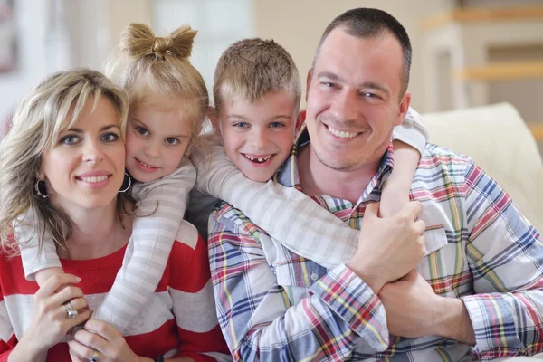 Gelukkige jonge familie thuis — Stockfoto