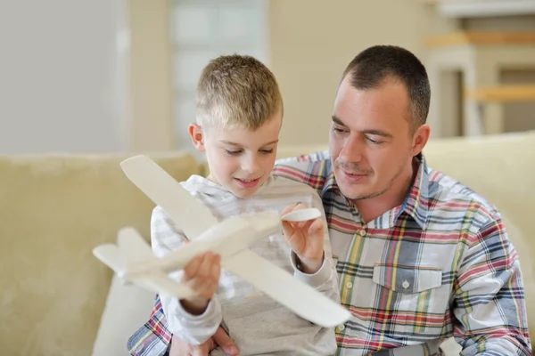 Отец и сын собирают игрушки для самолётов — стоковое фото